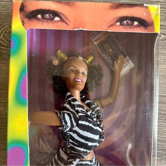 Scary Spice Doll: On Tour Version in box - Picture 11 of 13